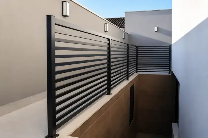 Corredor com guarda-corpo metálico